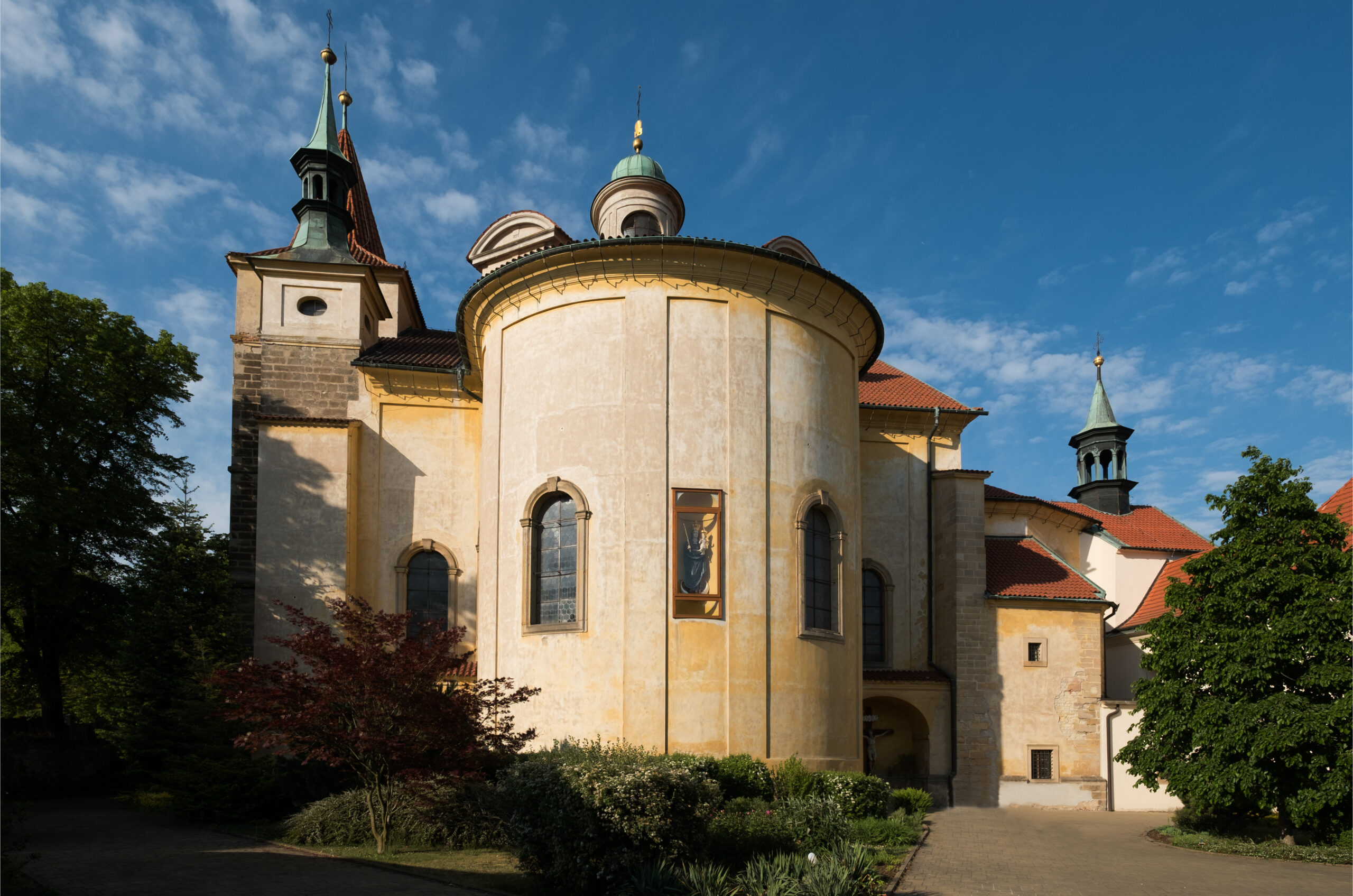 Pohled na kostel s klášterem od vstupní brány