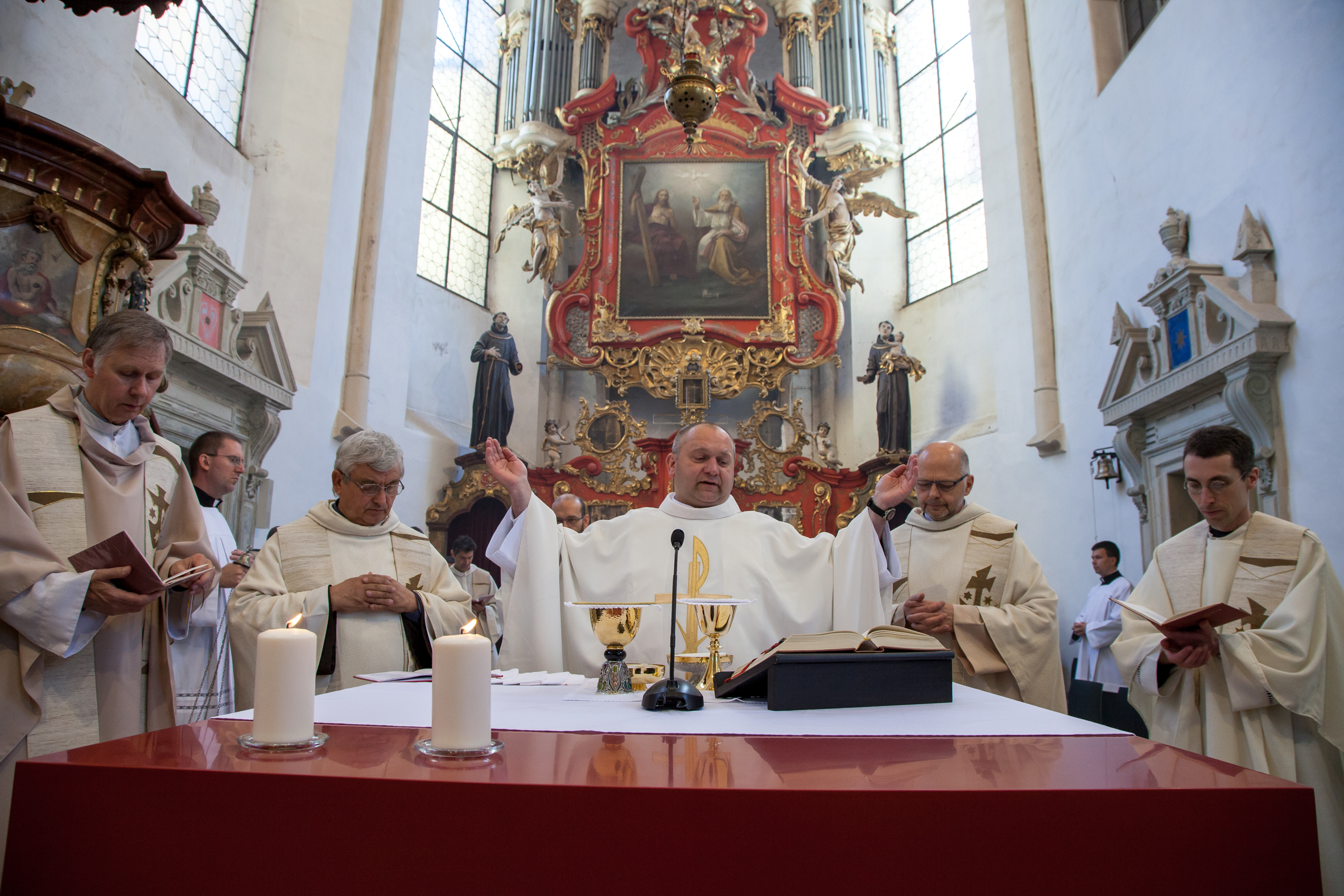 Proměňování při bohoslužbě v klášterním kostele